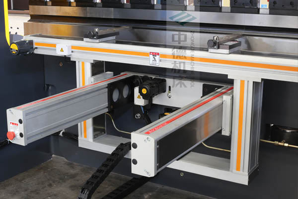 ZDPE10025-4+1軸全封套加強型鋁合金后檔料系統(tǒng)，內(nèi)有成套滾珠絲桿和直線導(dǎo)軌，精度高速度快噪音低.jpg